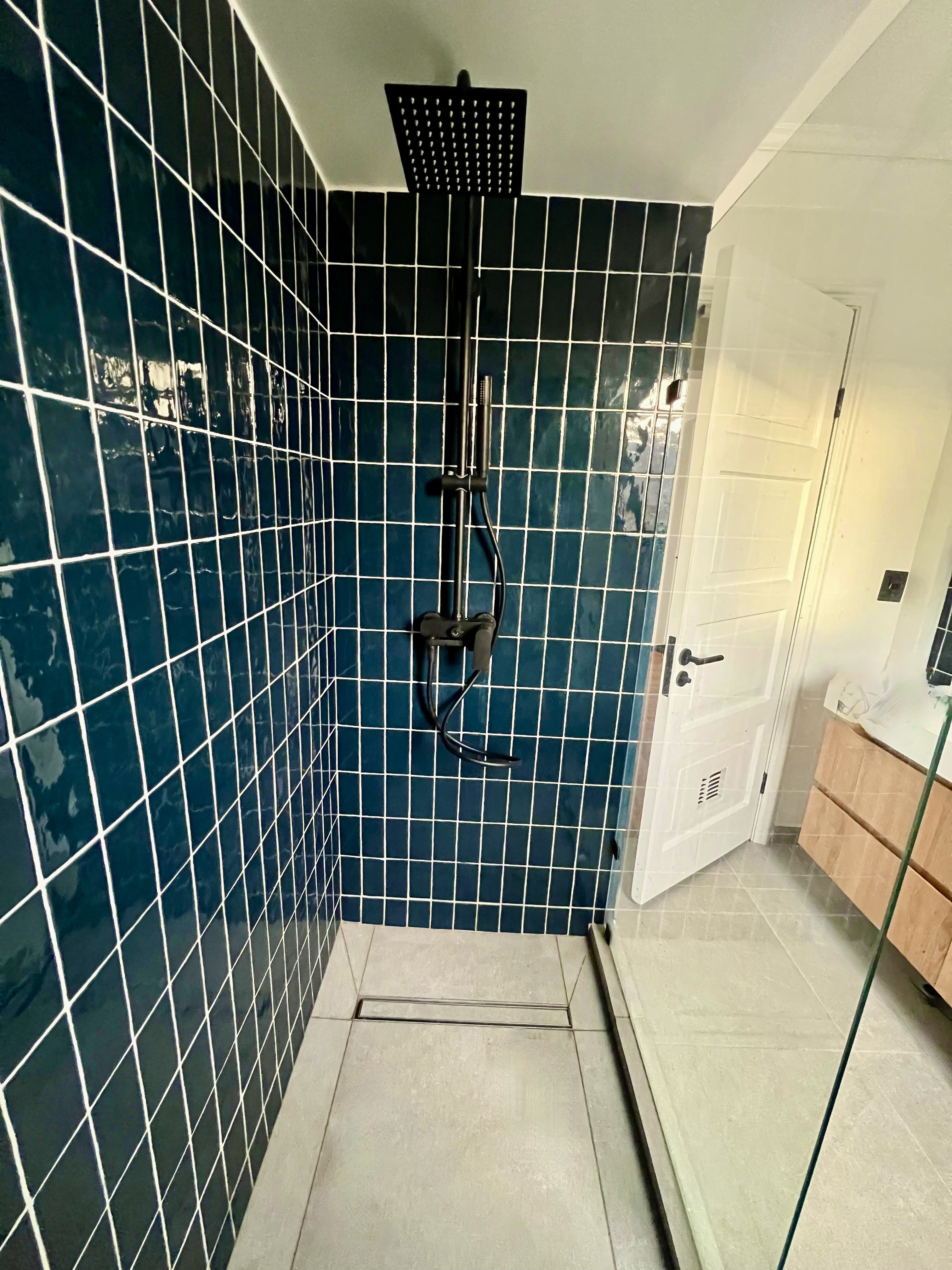 Remodelación baño Las Condes - decocerámico azul grifería negra ducha lluvia